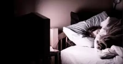 Dormir con televisión encendida, según la psicología.