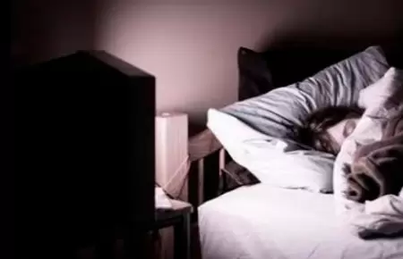 Dormir con televisin encendida, segn la psicologa.