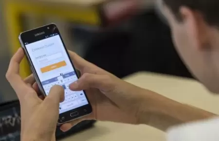 Ejecutivo promulga ley que regula uso de celulares en colegios pblicos y privad