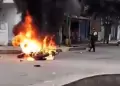 El Agustino: Cansados de la inseguridad! Vecinos incendian moto de presunto delincuente