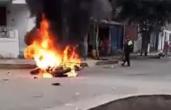 El Agustino: Cansados de la inseguridad! Vecinos incendian moto de presunto delincuente