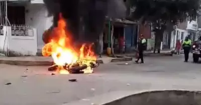 Vecinos de El Agustino quemaron moto línea de presunto delincuente.