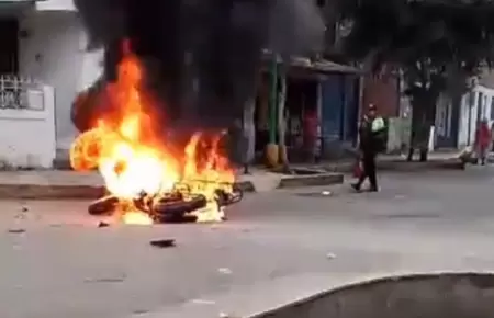 Vecinos de El Agustino quemaron moto lnea de presunto delincuente.