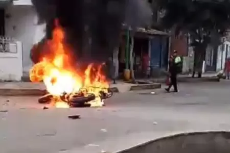 Vecinos de El Agustino quemaron moto lnea de presunto delincuente.