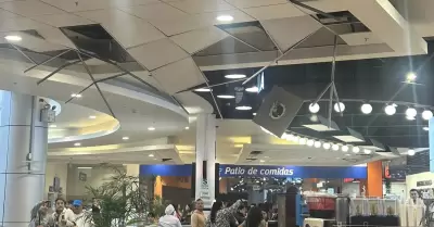 Parte del techo de Plaza Norte colapsó tras temblor en Lima y Callao.