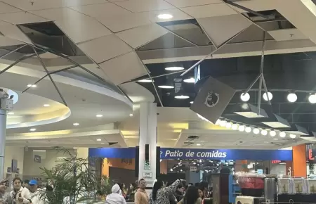 Parte del techo de Plaza Norte colaps tras temblor en Lima y Callao.