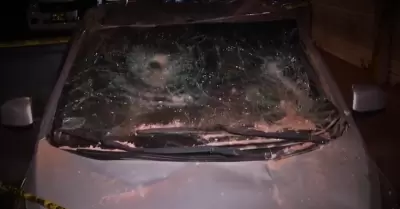 Mujer herida y vehículo destruido