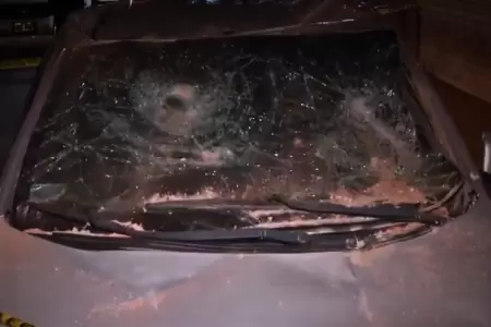 Mujer herida y vehculo destruido
