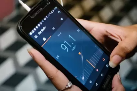 Lady Camones pide aprobar PL para habilitar radio en celulares.