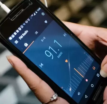 Lady Camones pide aprobar PL para habilitar radio en celulares.