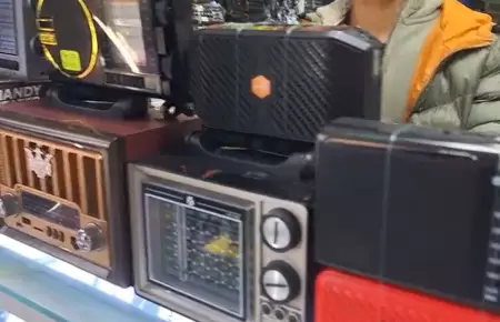 Incrementa venta de radios y linternas tras temblor en Lima y Callao.