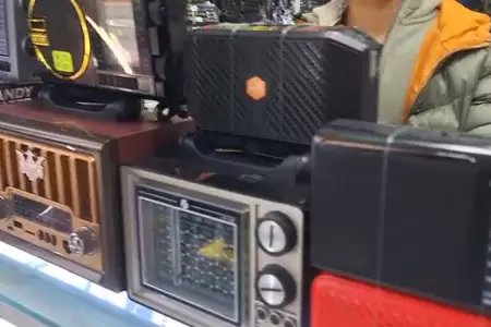 Incrementa venta de radios y linternas tras temblor en Lima y Callao.