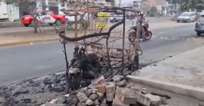 Mototaxi fue incendiada por extorsionadores en San Martín de Porres.