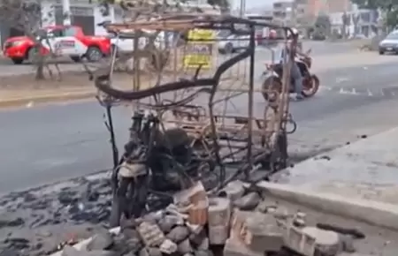 Mototaxi fue incendiada por extorsionadores en San Martn de Porres.