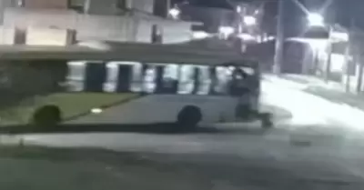 Joven cae por la ventana de bus