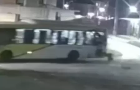 Joven cae por la ventana de bus