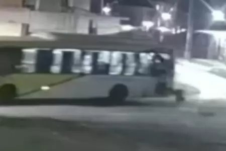 Joven cae por la ventana de bus