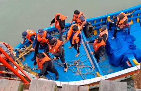 Rescatan a pescadores tras hundimiento de embarcacin en Chiclayo.