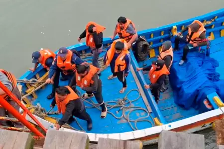 Rescatan a pescadores tras hundimiento de embarcacin en Chiclayo.