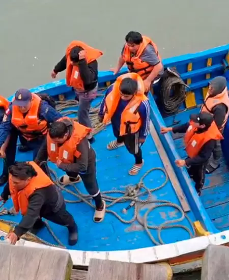 Rescatan a pescadores tras hundimiento de embarcacin en Chiclayo.