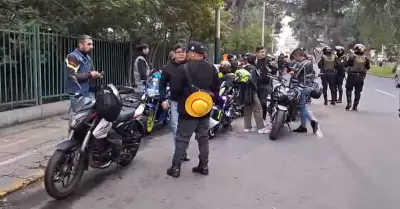 Motociclistas marchan hacia el Mininter exigiendo que se anule el uso de chaleco
