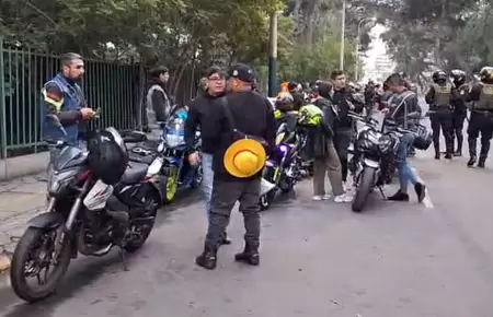 Motociclistas marchan hacia el Mininter exigiendo que se anule el uso de chaleco