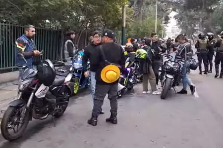 Motociclistas marchan hacia el Mininter exigiendo que se anule el uso de chaleco