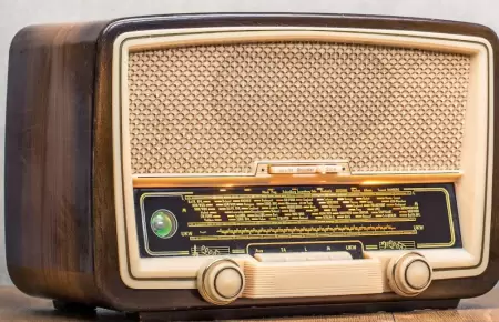 Hoy se cumplen 100 Aos de la radio en el Per.