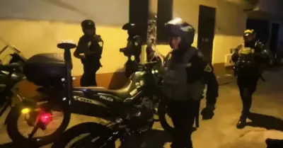 Delincuentes sueltan pitbull contra policías