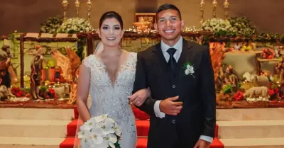 Ana Siucho aparece abrazada de otro hombre