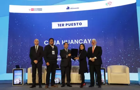 Representantes de Caja Huancayo en los Premios MiVivienda