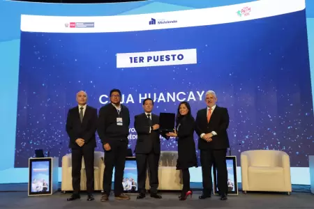 Representantes de Caja Huancayo en los Premios MiVivienda