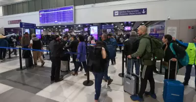 Pasajeros esperan hasta 61 minutos en Migraciones del nuevo aeropuerto.