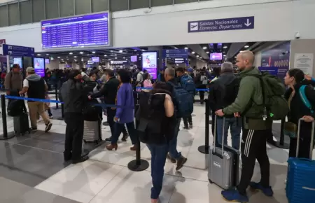 Pasajeros esperan hasta 61 minutos en Migraciones del nuevo aeropuerto.