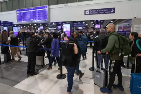 Pasajeros esperan hasta 61 minutos en Migraciones del nuevo aeropuerto.