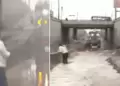 VES: Reportera termina bañada de lodo EN VIVO tras imprudencia de conductor que intentó cruzar aniego