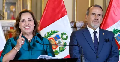 Dina Boluarte y el canciller Elmer Schialer.