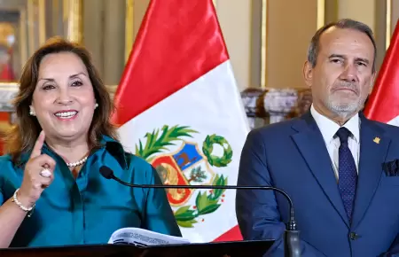 Dina Boluarte y el canciller Elmer Schialer.