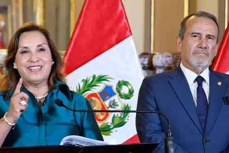 Dina Boluarte y el canciller Elmer Schialer.