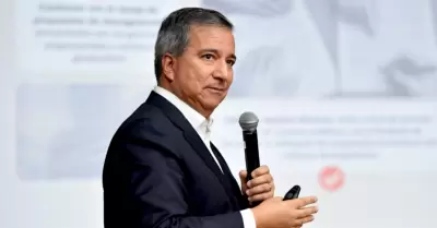 Autorizan viaje del Ministro de Economía y Finanzas a España.
