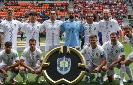 Titulares del Auckland City se desempean en otros oficios.