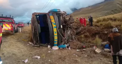 Tres fallecidos y más de 30 heridos deja despiste de un bus.
