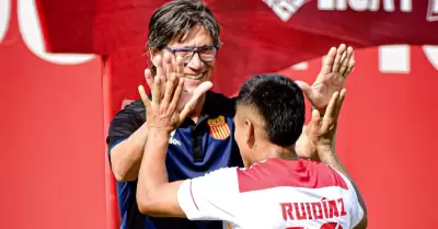 Ángel Comizzo calienta la previa del partido ante Universitario.