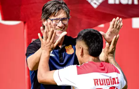 ngel Comizzo calienta la previa del partido ante Universitario.