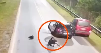 Joven salta del taxi en movimiento