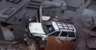 Auto cae sobre dos viviendas en el Rímac