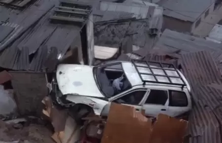 Auto cae sobre dos viviendas en el Rímac