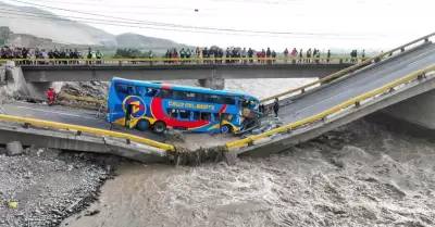 Demolición del colapsado puente Chancay