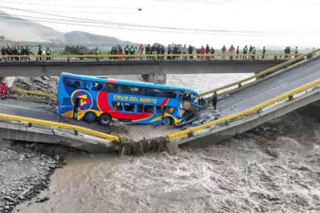 Demolicin del colapsado puente Chancay