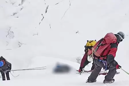 Recuperan cuerpo de turista japonesa q falleci en el nevado Huascarn.
